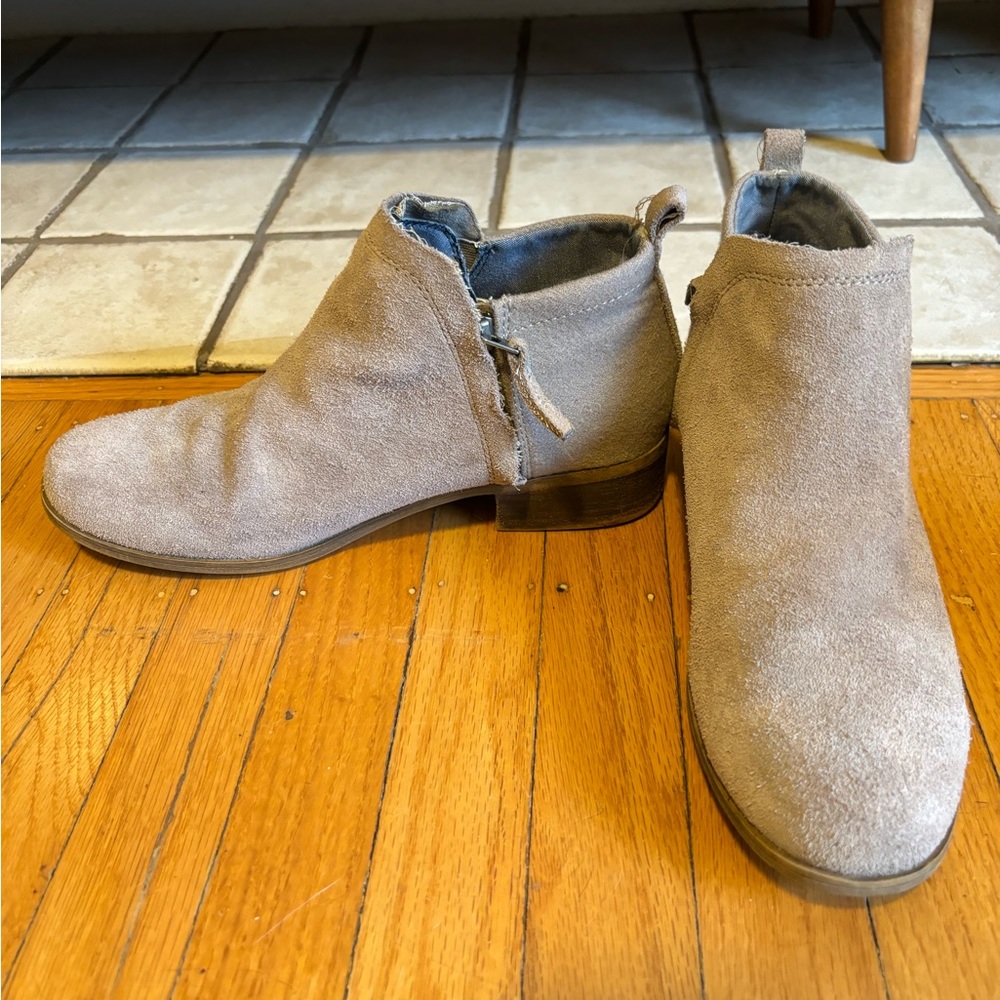 Tom’s Chelsea suede ankle boots